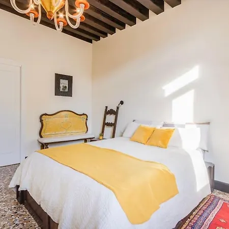 Canal View Luxury Heritage Retreat 2 Bedroom 威尼斯